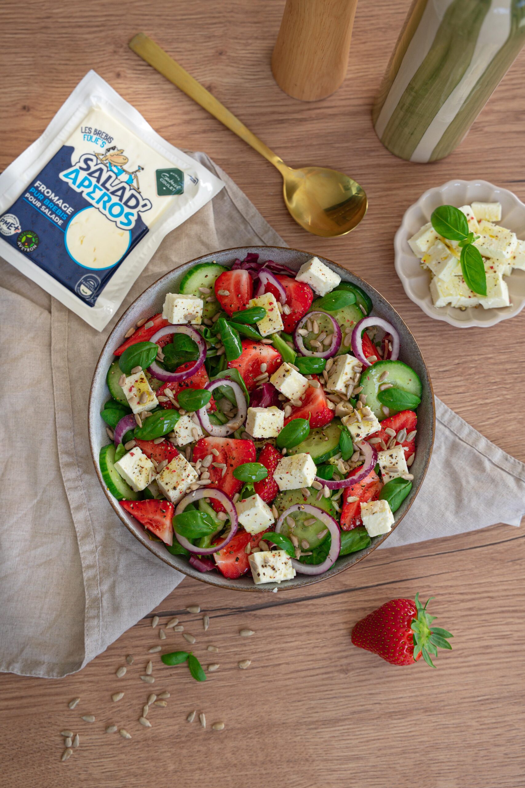 Salade estivale aux fraise, basilic et fromage pour salade